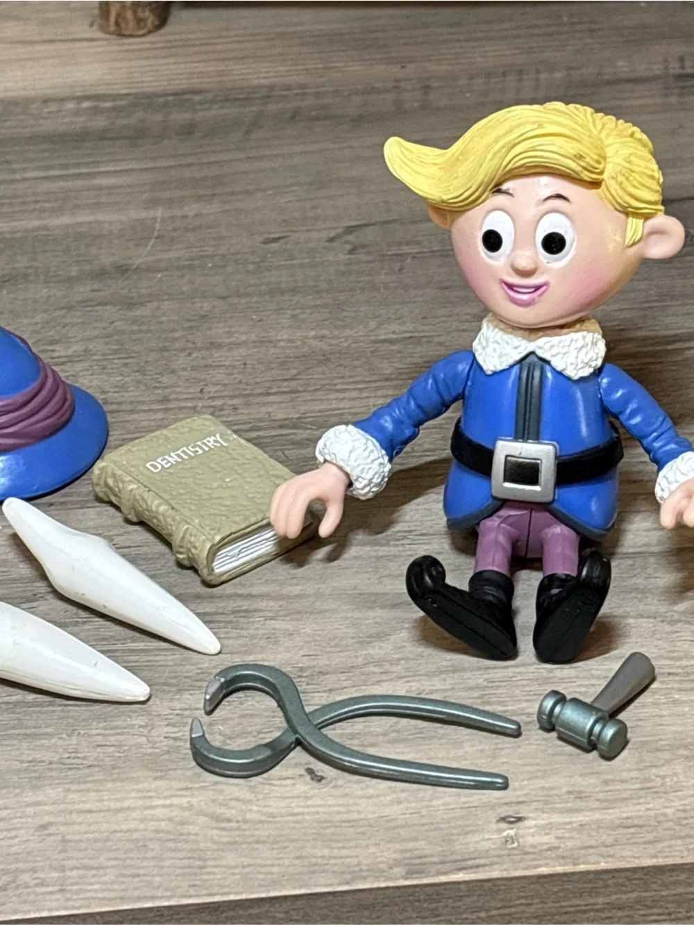 HERMEY w/ Teeth Pliers Book Figure Island Misfit Toys Rudolph PLAYING MANTIS